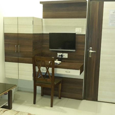 Hotel Crystal Vadodara Exterior photo