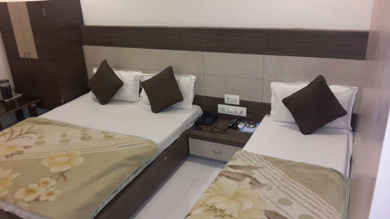 Hotel Crystal Vadodara Exterior photo