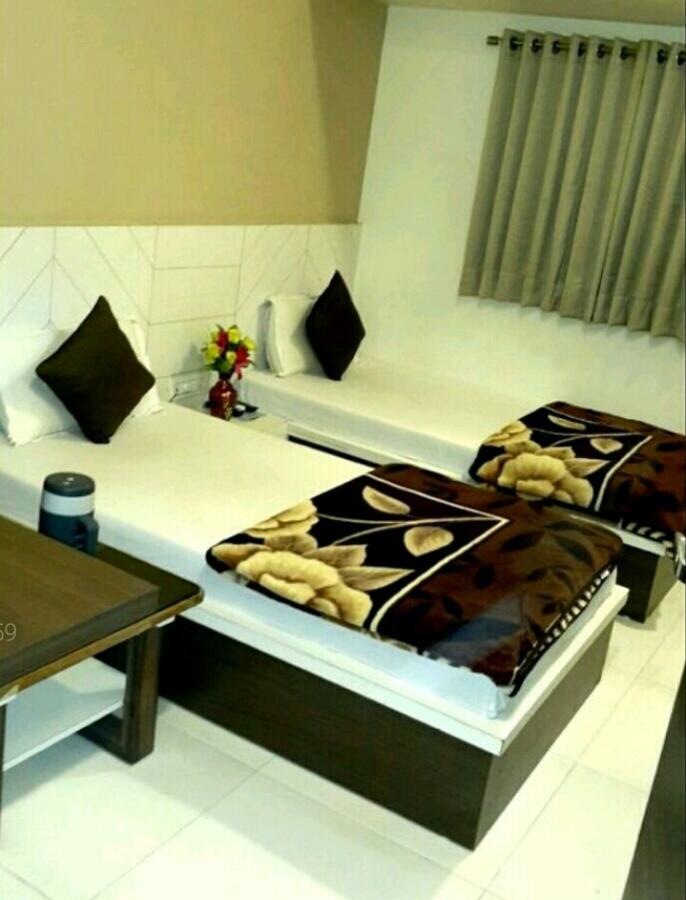 Hotel Crystal Vadodara Exterior photo
