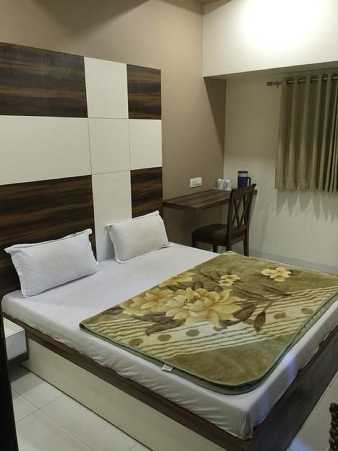 Hotel Crystal Vadodara Exterior photo